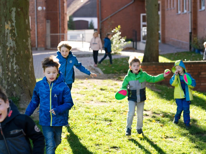 Kinder spielen auf dem Schulhof der CJD Grundschule Eime