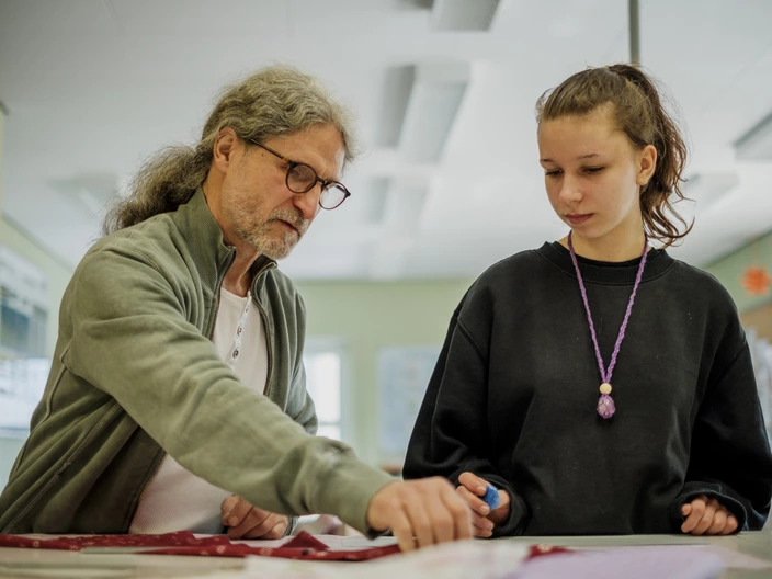 Blick in eine Werkstatt der CJD Produktionsschule Wolgast: Helle, moderne Arbeitsräume mit professioneller Ausstattung, in denen junge Menschen praktische Berufserfahrungen sammeln