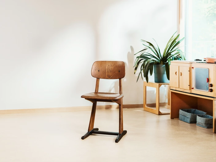 Ein leerer Stuhl für Erzieherinnen und Erzieher in einer CJD Kita.