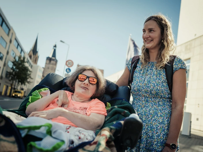 Solvey und Maike spazieren in der Stadt