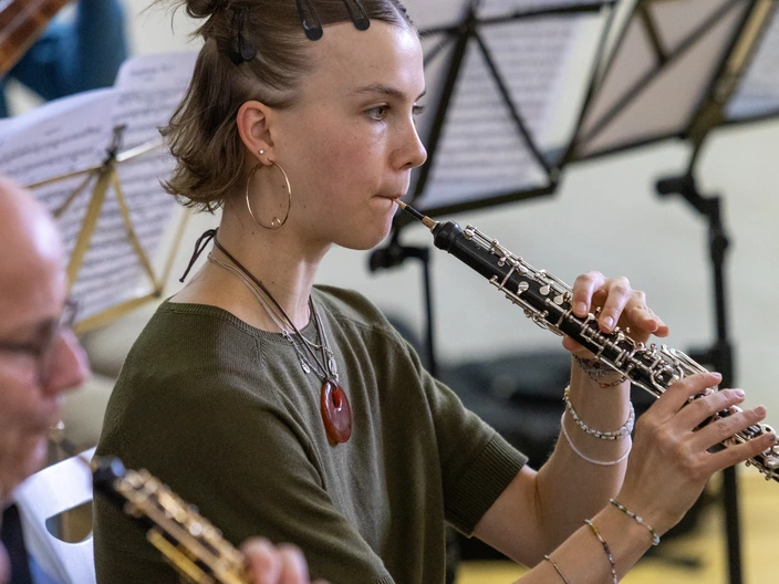 Sophie spielt die Oboe im CJD Orchester