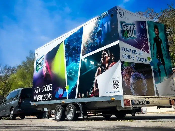 Außenansicht vom Game4All-Anhänger. 